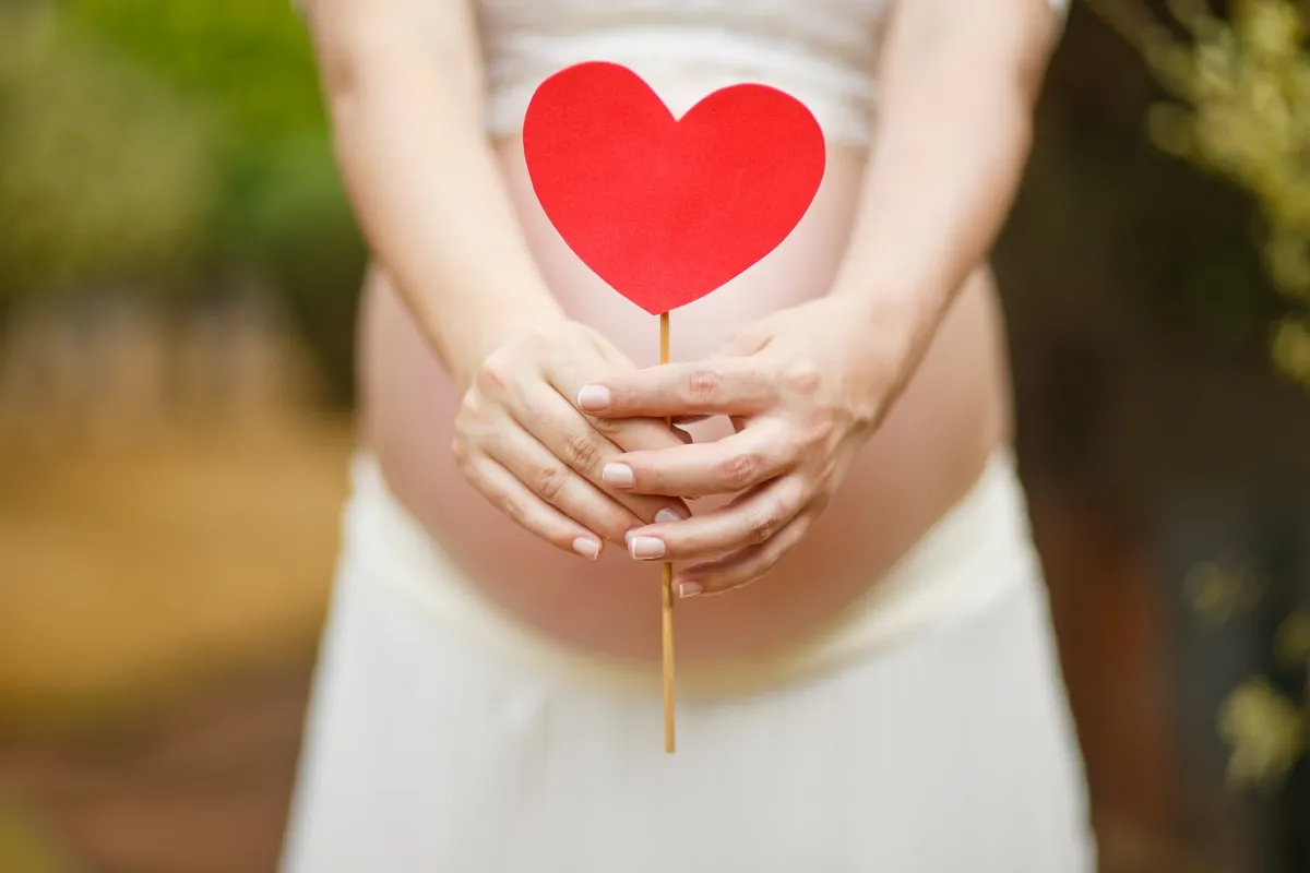 Pregnancy pictures: 7 ways to take advantage of your growing belly preview image