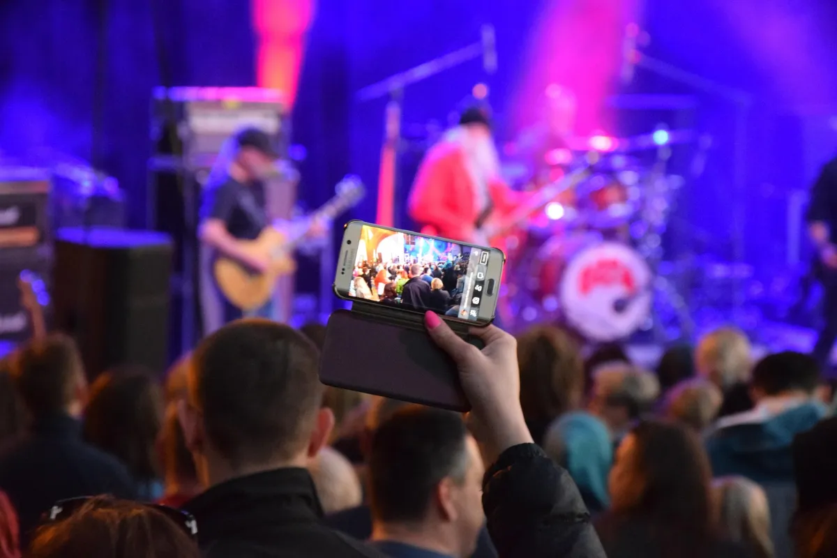 How to Collect Photos From an Event When Everyone Used a Different Phone preview image