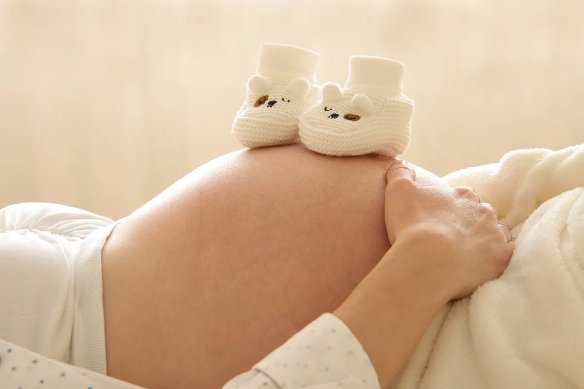 How to Take Amazing Pregnancy Photos With Your Smartphone (And Where to Store Them Safely) preview image